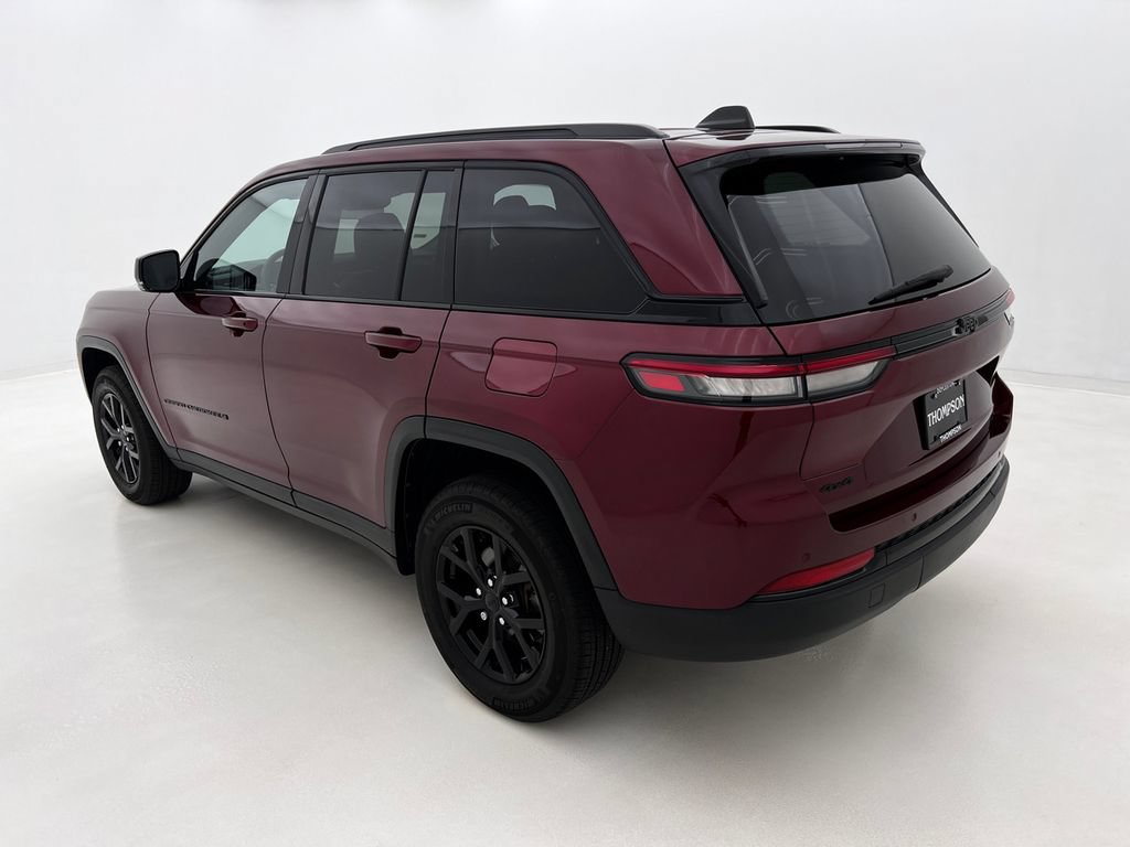 Used 2025 Jeep Grand Cherokee Altitude AWD/4WD image 9