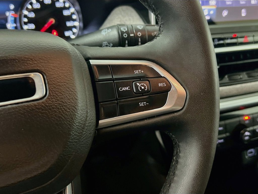 Used 2024 Jeep Compass Latitude AWD/4WD image 19