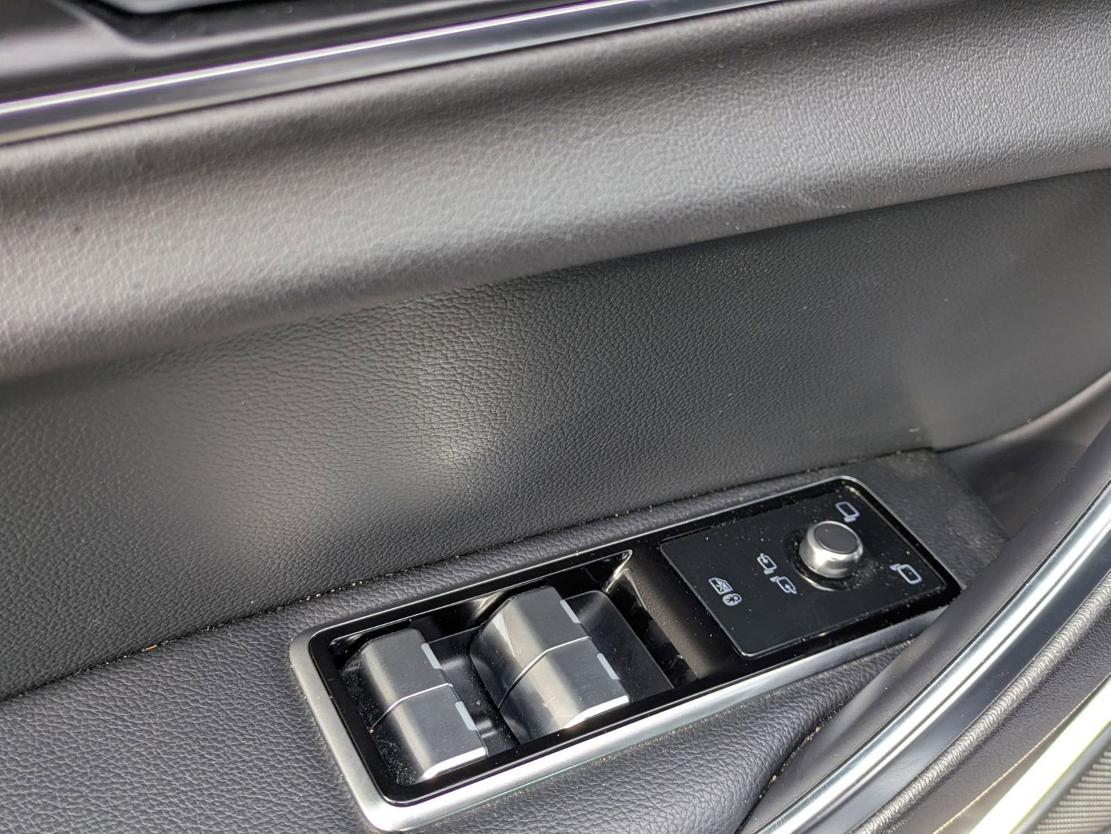 Used 2024 Jaguar XF R-Dynamic SE image 12