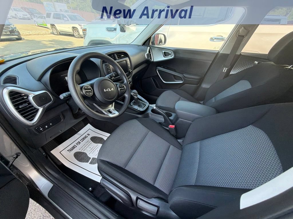 Used 2025 Kia Soul LX w/ LX Technology Package FWD image 12