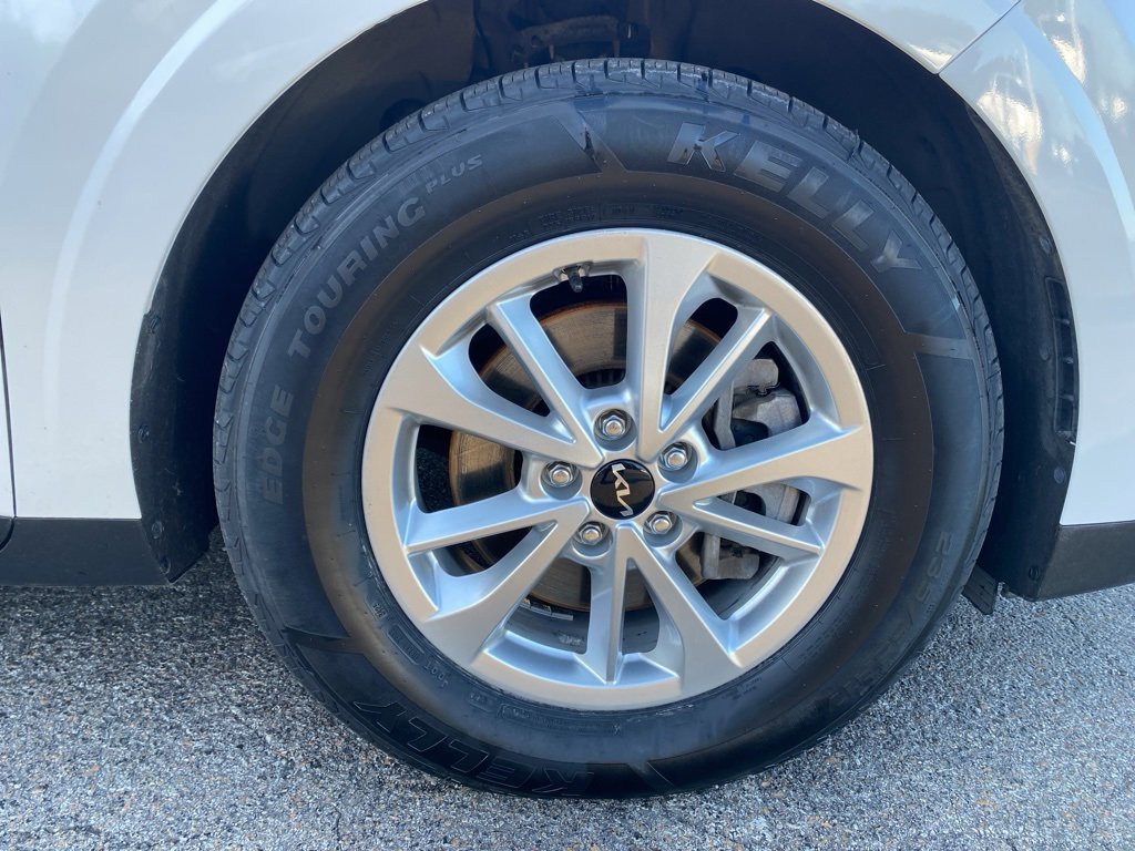 Certified 2022 Kia Carnival LX image 9