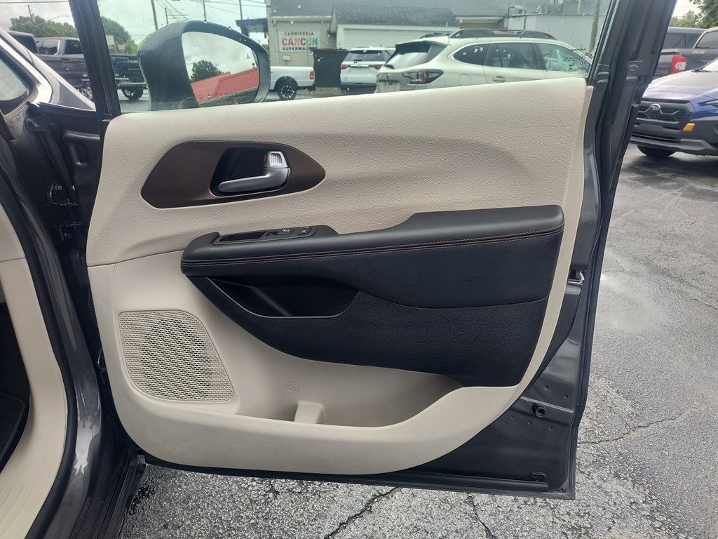 Used 2018 Chrysler Pacifica Touring-L Plus FWD image 22