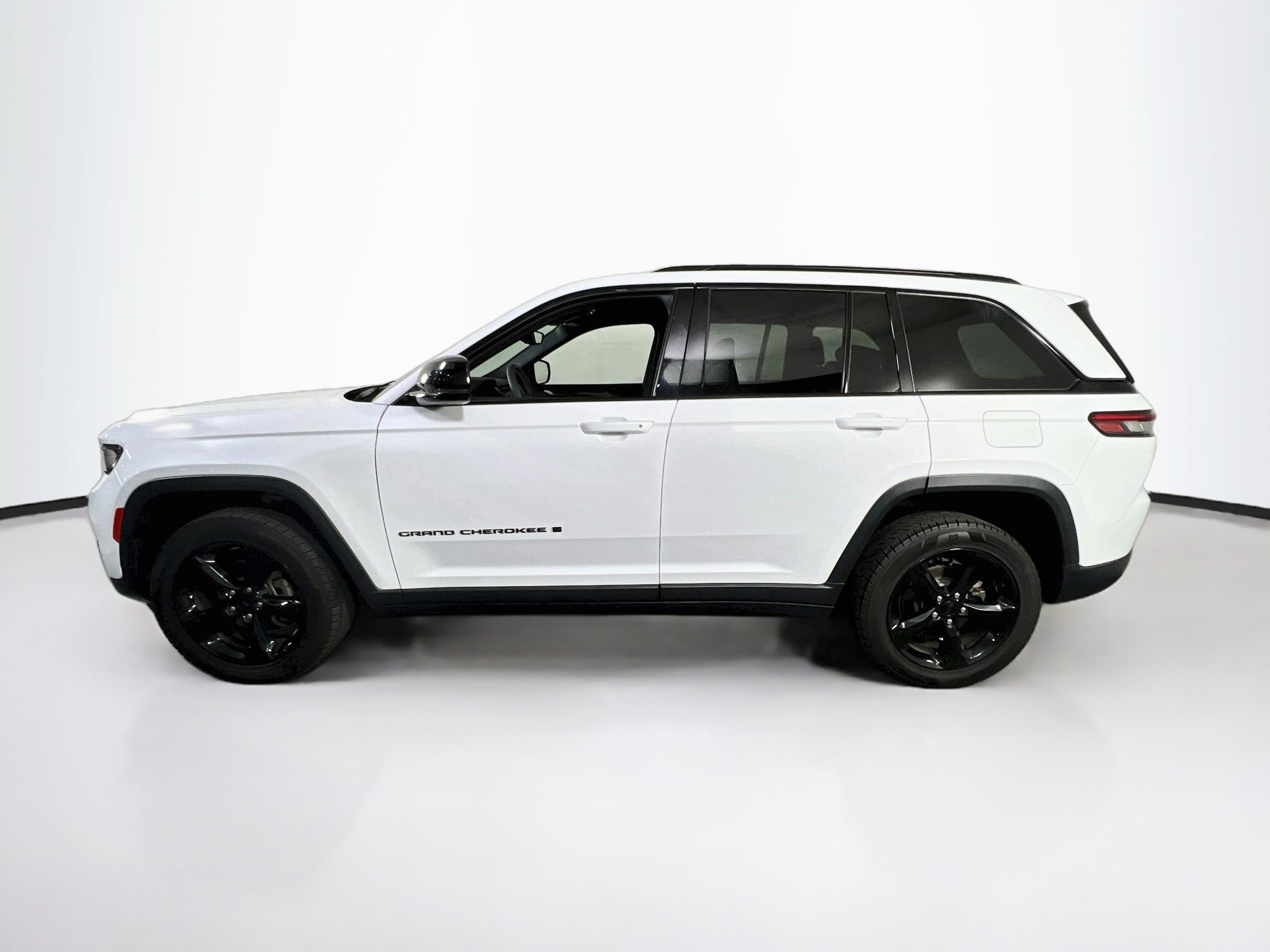 Used 2023 Jeep Grand Cherokee Altitude AWD/4WD image 8