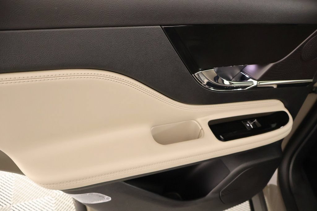 New 2026 Lincoln Corsair Reserve w/ Jet Appearance Package FWD image 18