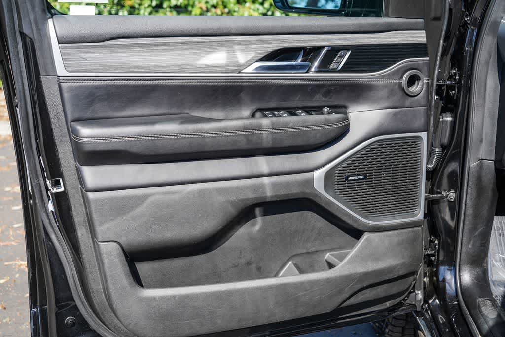 Used 2023 Jeep Wagoneer L Series II AWD/4WD image 18