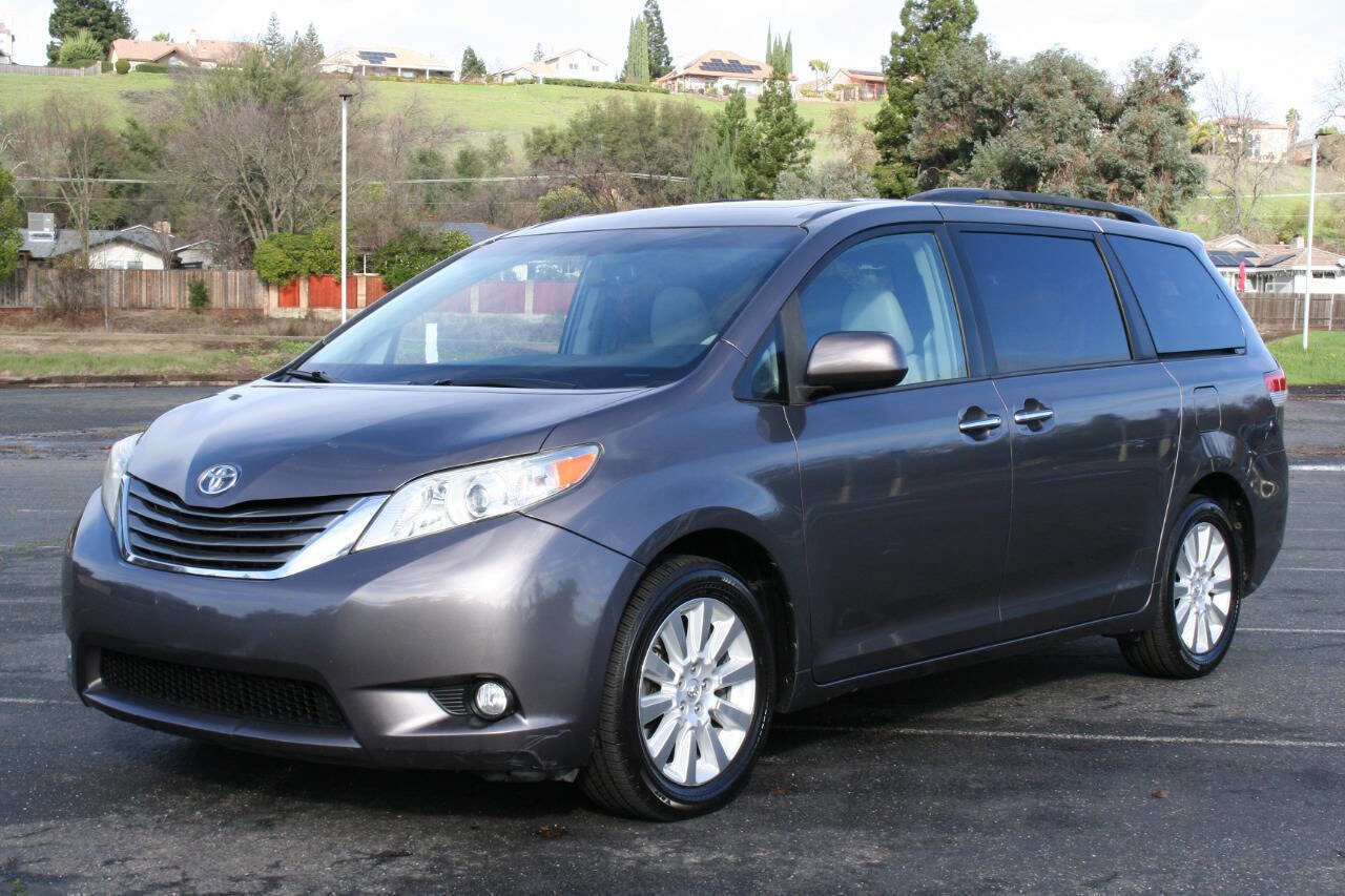 Used 2014 Toyota Sienna XLE image 6