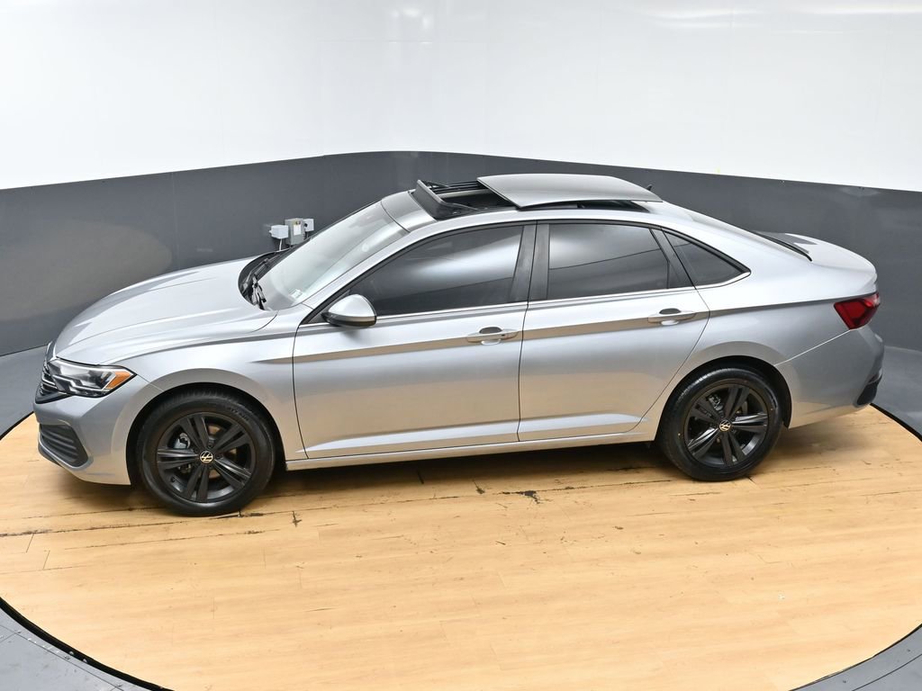 Used 2023 Volkswagen Jetta SE w/ Panoramic Sunroof Package image 45