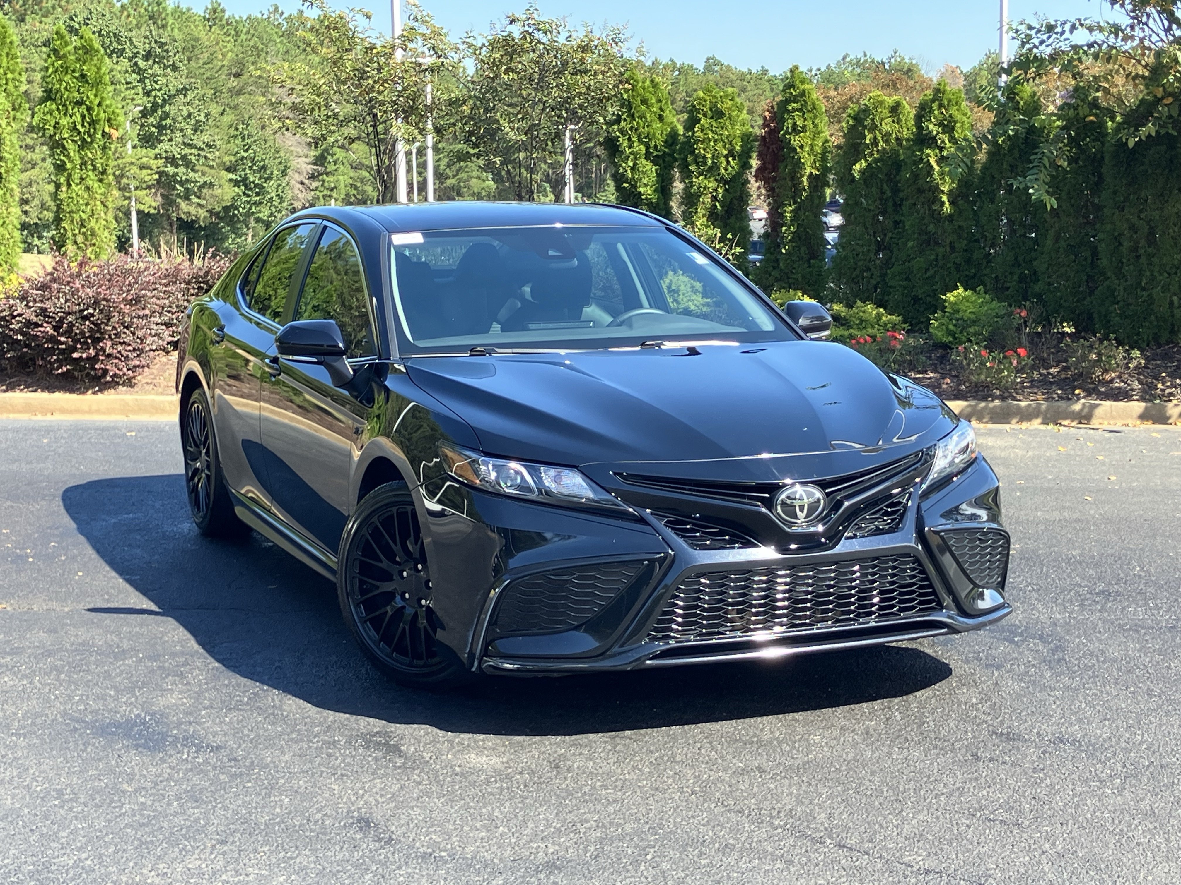Used 2022 Toyota Camry SE FWD image 2