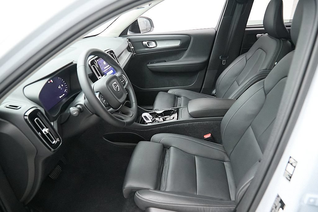 Certified 2026 Volvo XC40 B5 Plus AWD/4WD image 19