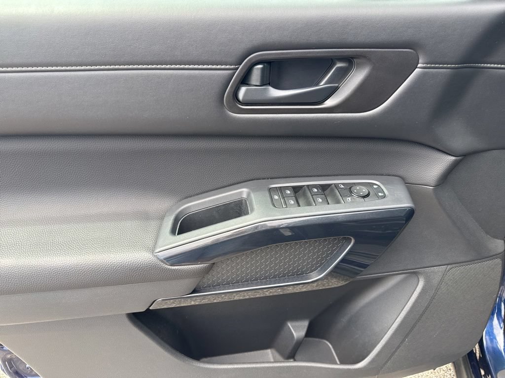 Used 2025 Nissan Pathfinder SV FWD image 15