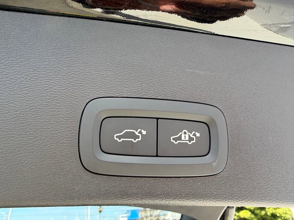 Used 2025 Volvo XC40 B5 Plus image 31