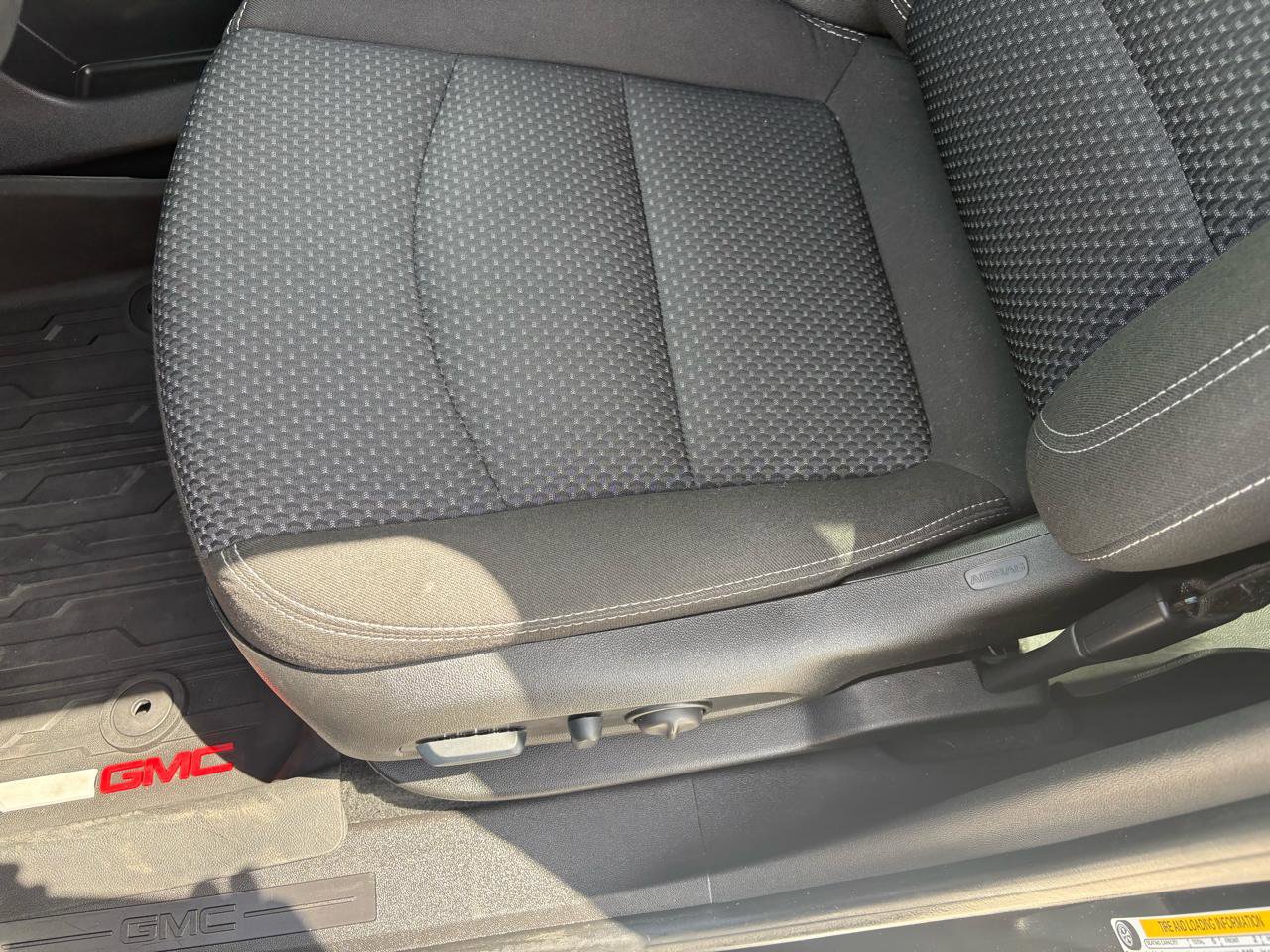 Used 2024 GMC Terrain SLE w/ Driver Convenience Package FWD image 17