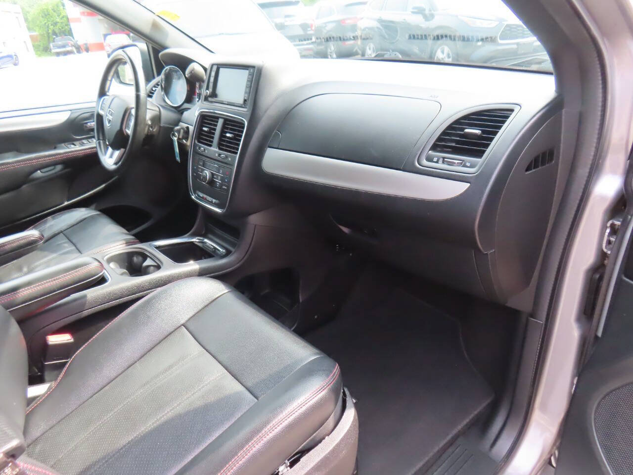 Used 2016 Dodge Grand Caravan R/T FWD image 18