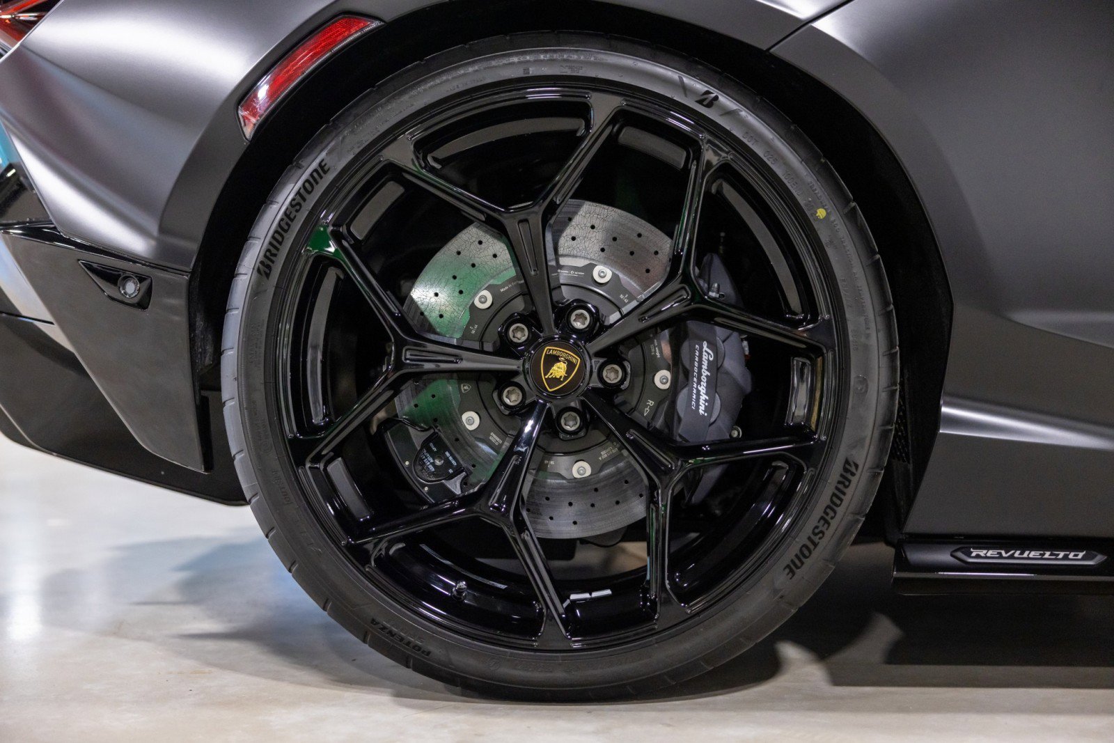 Used 2025 Lamborghini Revuelto image 30