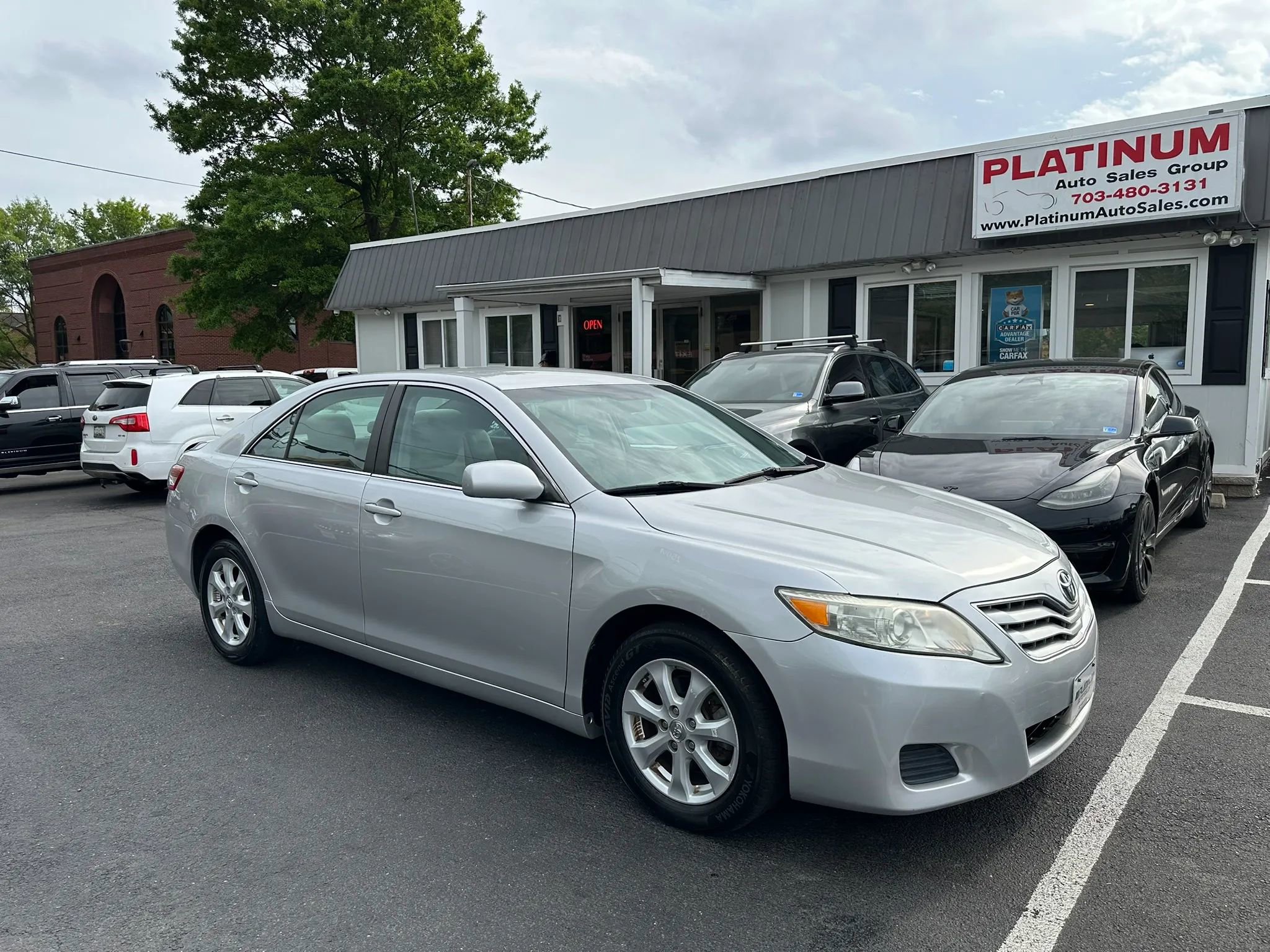 Used 2011 Toyota Camry LE w/ LE Extra-Value Pkg FWD image 1