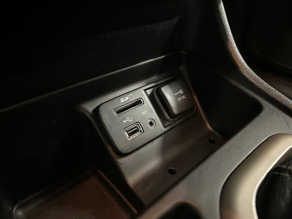Used 2016 Jeep Cherokee Latitude FWD image 33