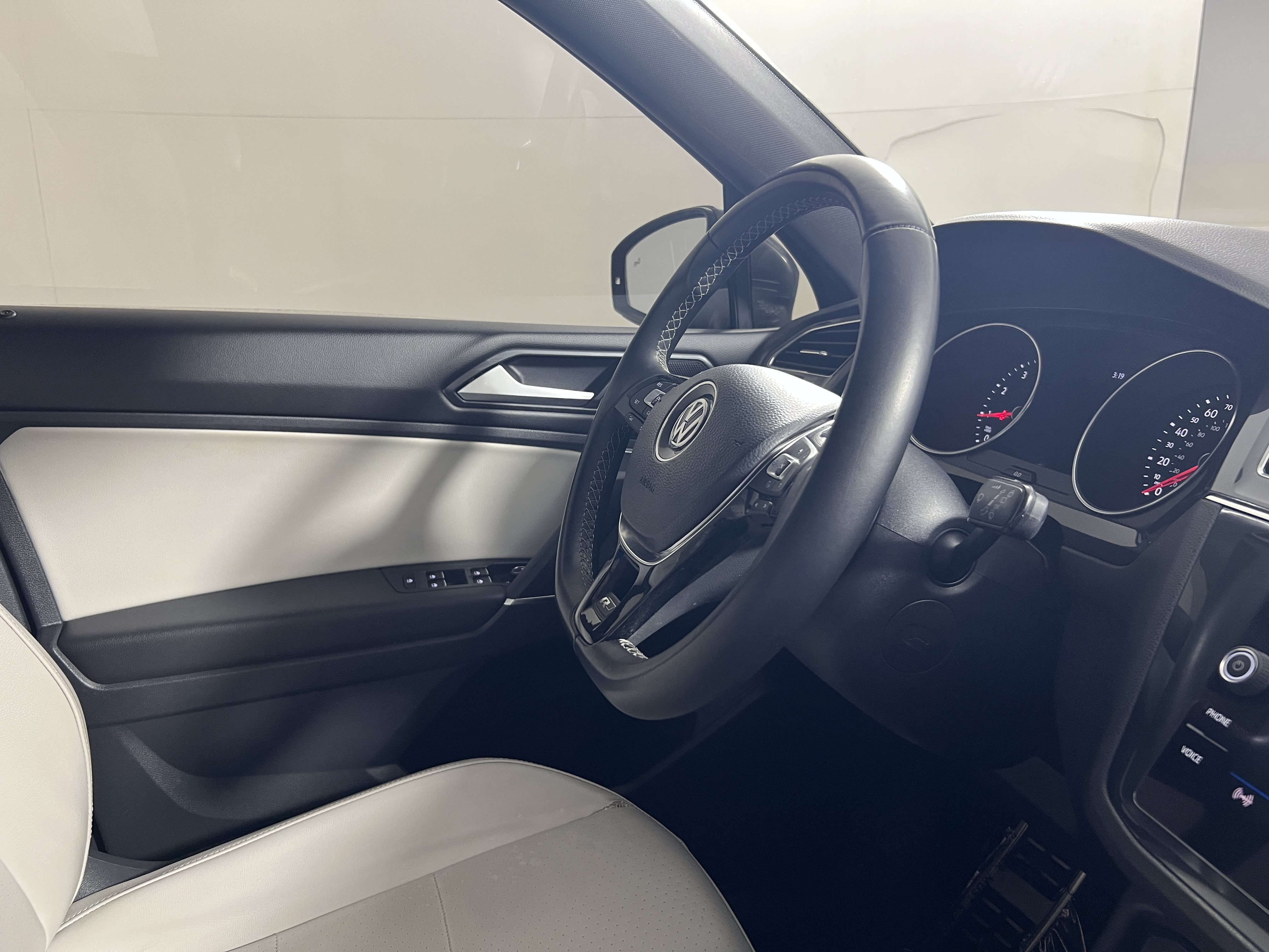 Used 2018 Volkswagen Tiguan SEL w/ R-Line Package FWD image 10