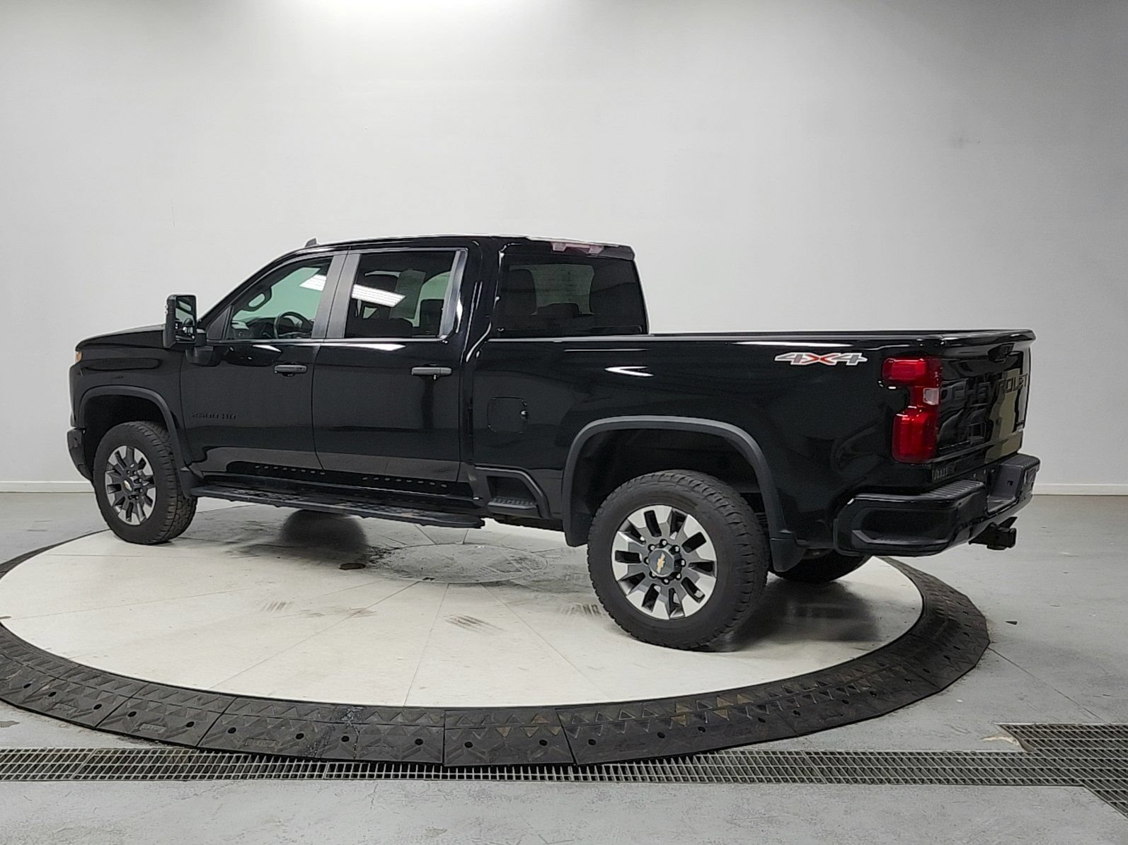 Used 2024 Chevrolet Silverado 2500 Custom w/ Custom Value Package AWD/4WD image 5