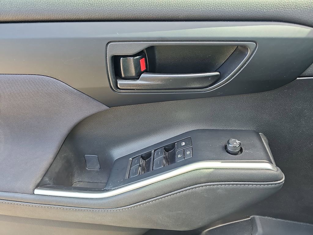 Used 2023 Toyota Highlander L image 32