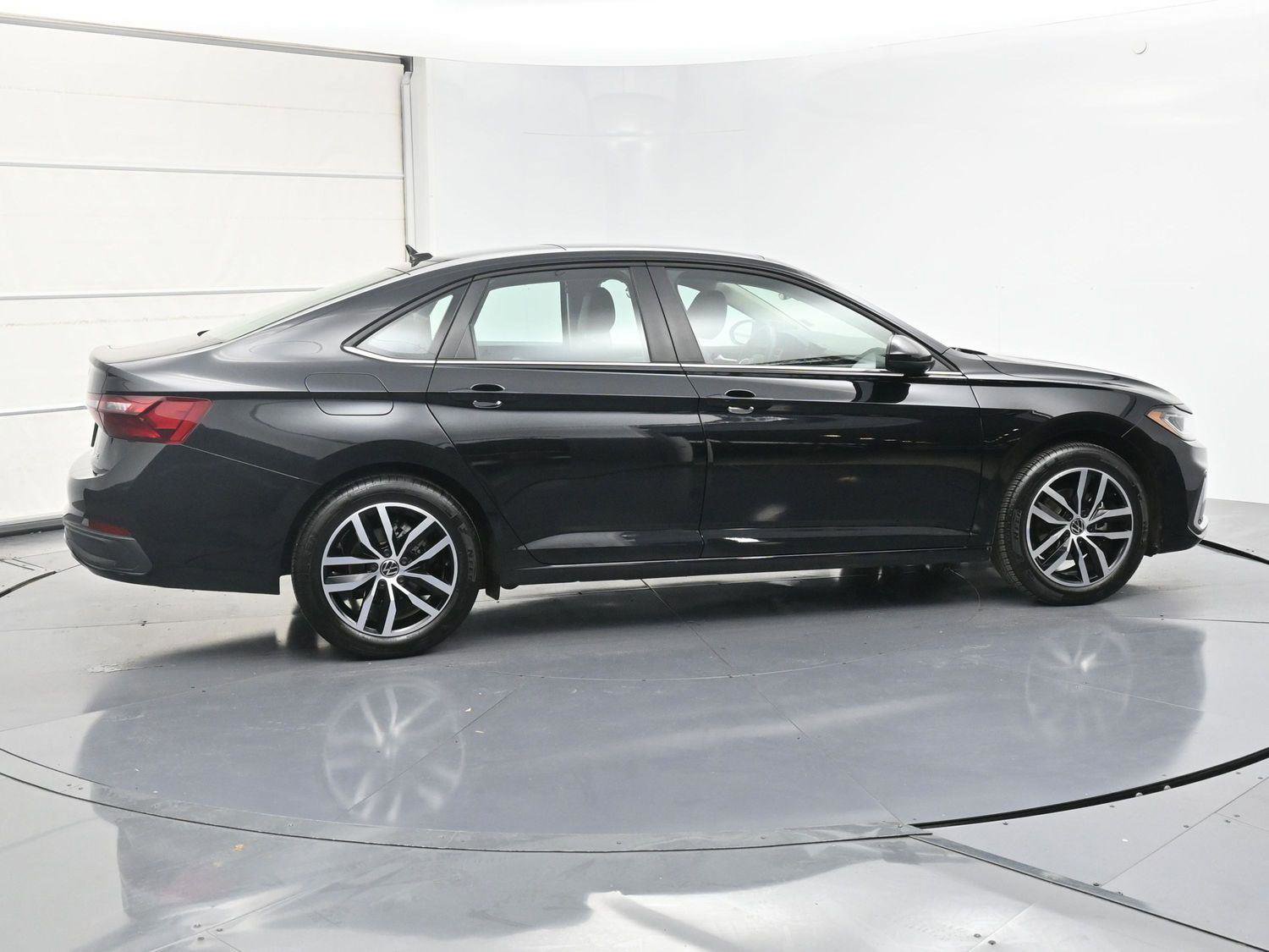 Certified 2025 Volkswagen Jetta SE w/ Sunroof Package image 24