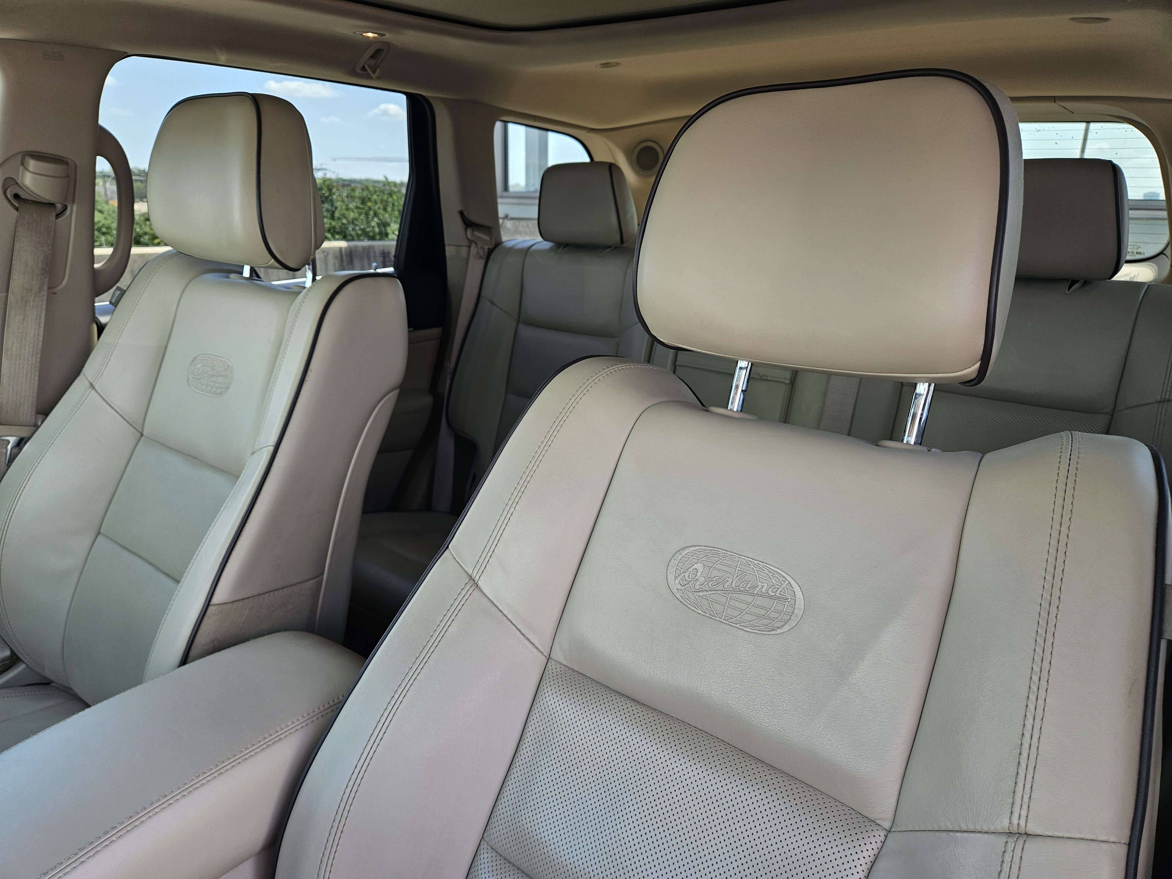 Used 2019 Jeep Grand Cherokee Overland AWD/4WD image 6