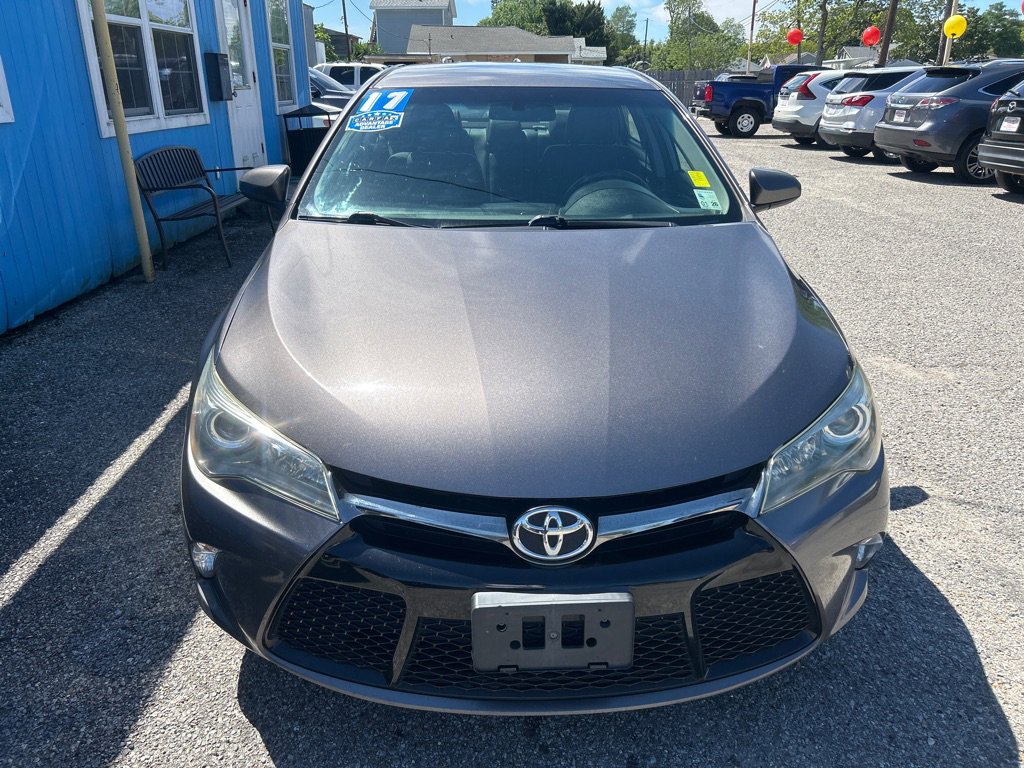 Used 2017 Toyota Camry SE image 3