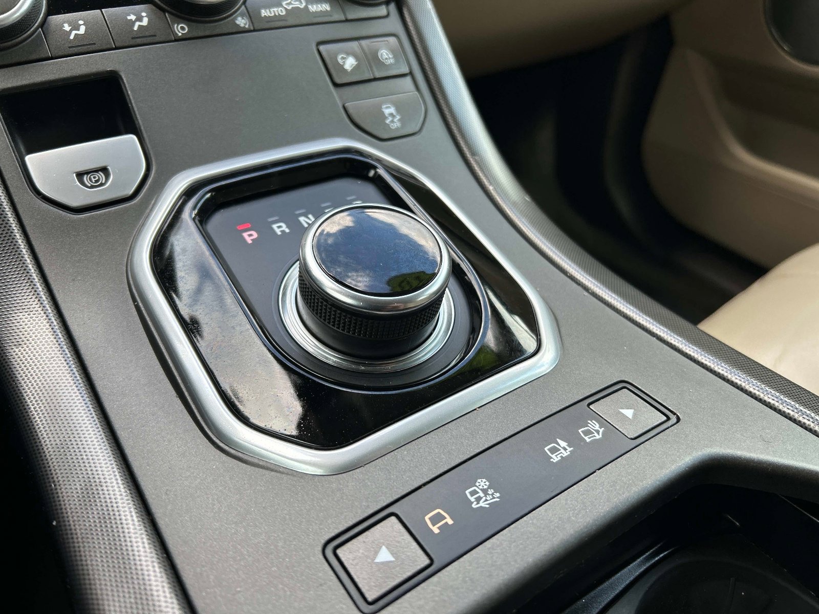 Used 2019 Land Rover Range Rover Evoque SE AWD/4WD image 33