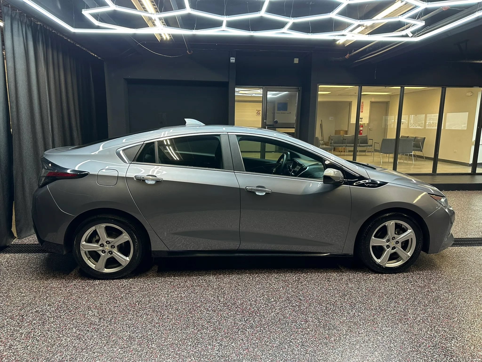 Used 2018 Chevrolet Volt LT FWD image 8