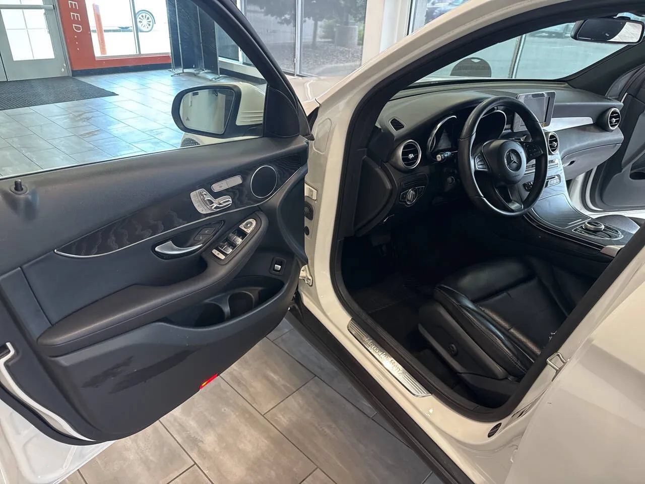 Used 2018 Mercedes-Benz GLC 300 4MATIC w/ Premium Package image 23