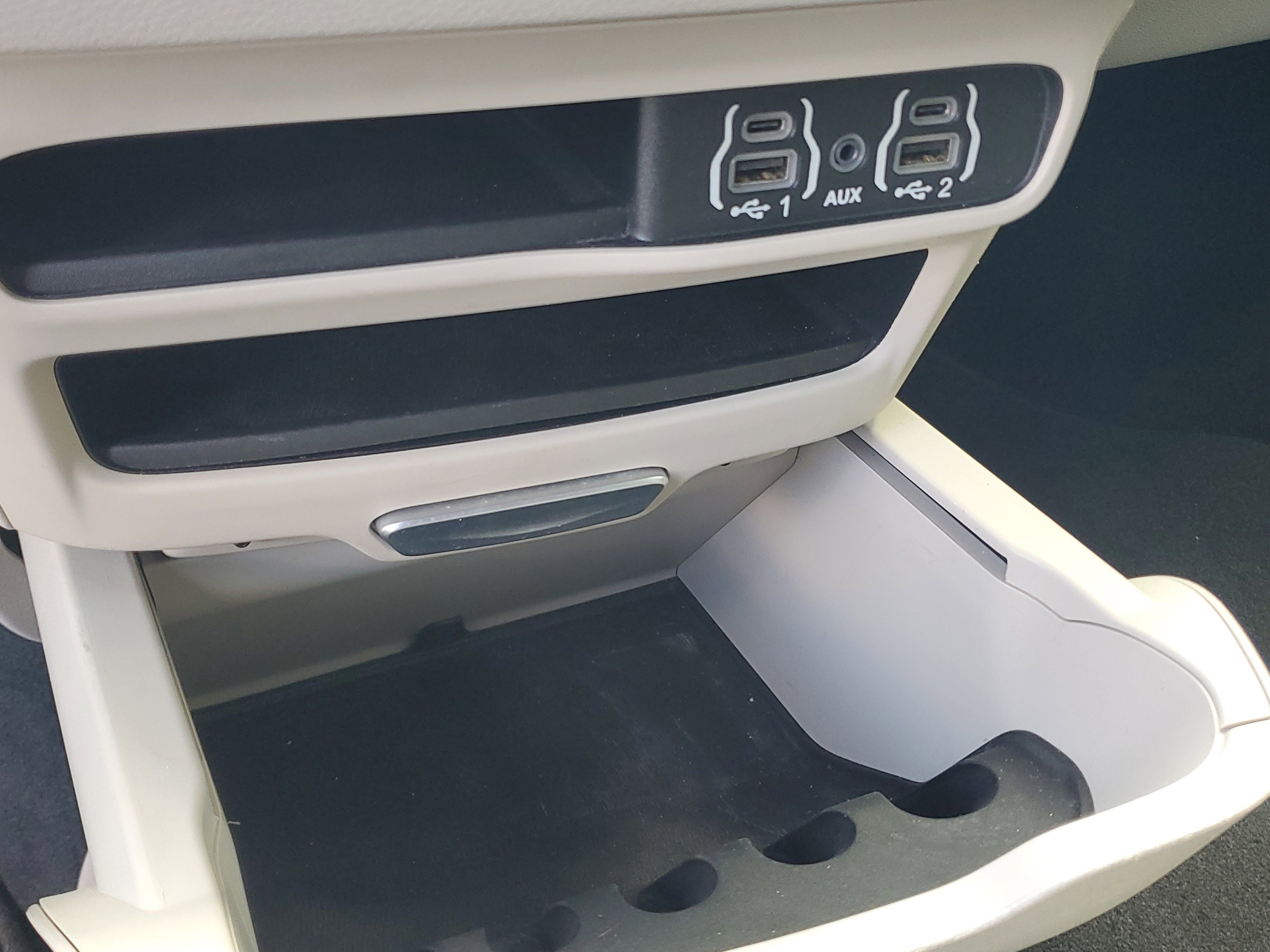 Used 2023 Chrysler Pacifica Touring-L FWD image 9