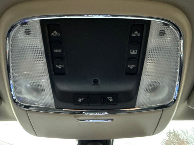 Used 2017 Chrysler 300 Limited image 30