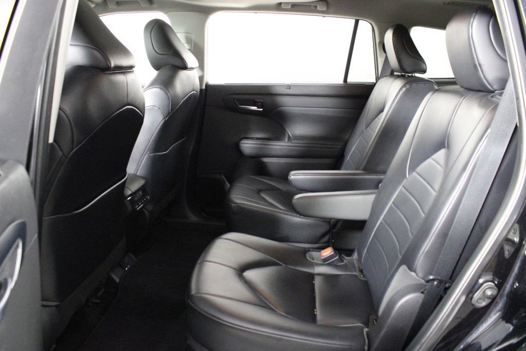 Used 2023 Toyota Highlander XLE FWD image 16