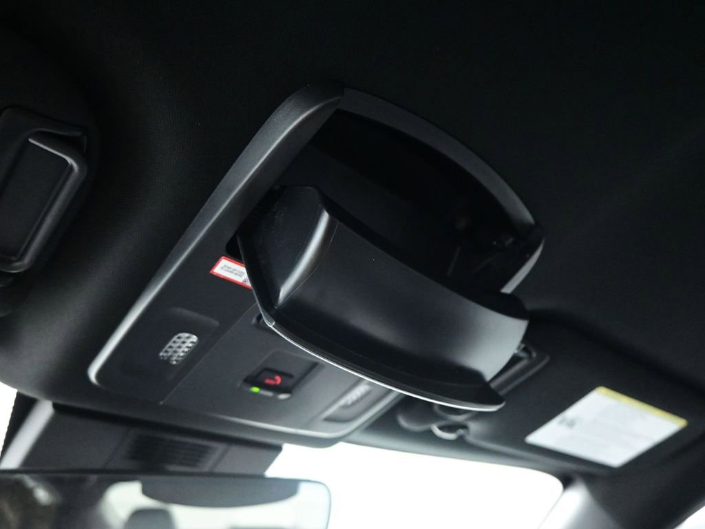 Used 2025 Toyota Camry SE w/ Convenience Package image 27