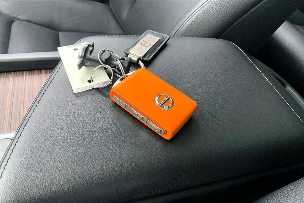 Used 2023 Volvo XC60 B5 Plus w/ Protection Package Premier image 12