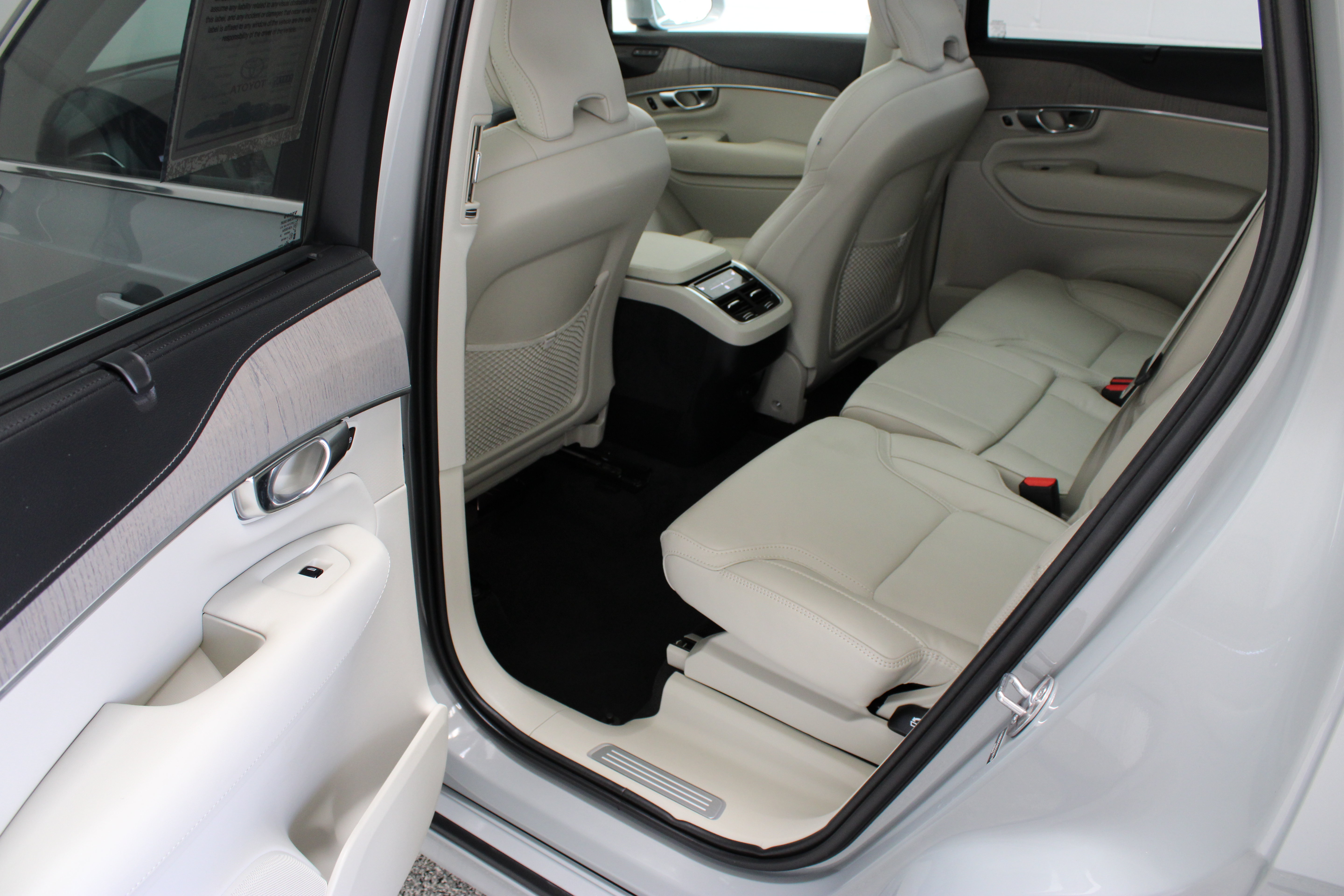 Used 2025 Volvo XC90 B6 Ultra w/ Protection Package Premier AWD/4WD image 28