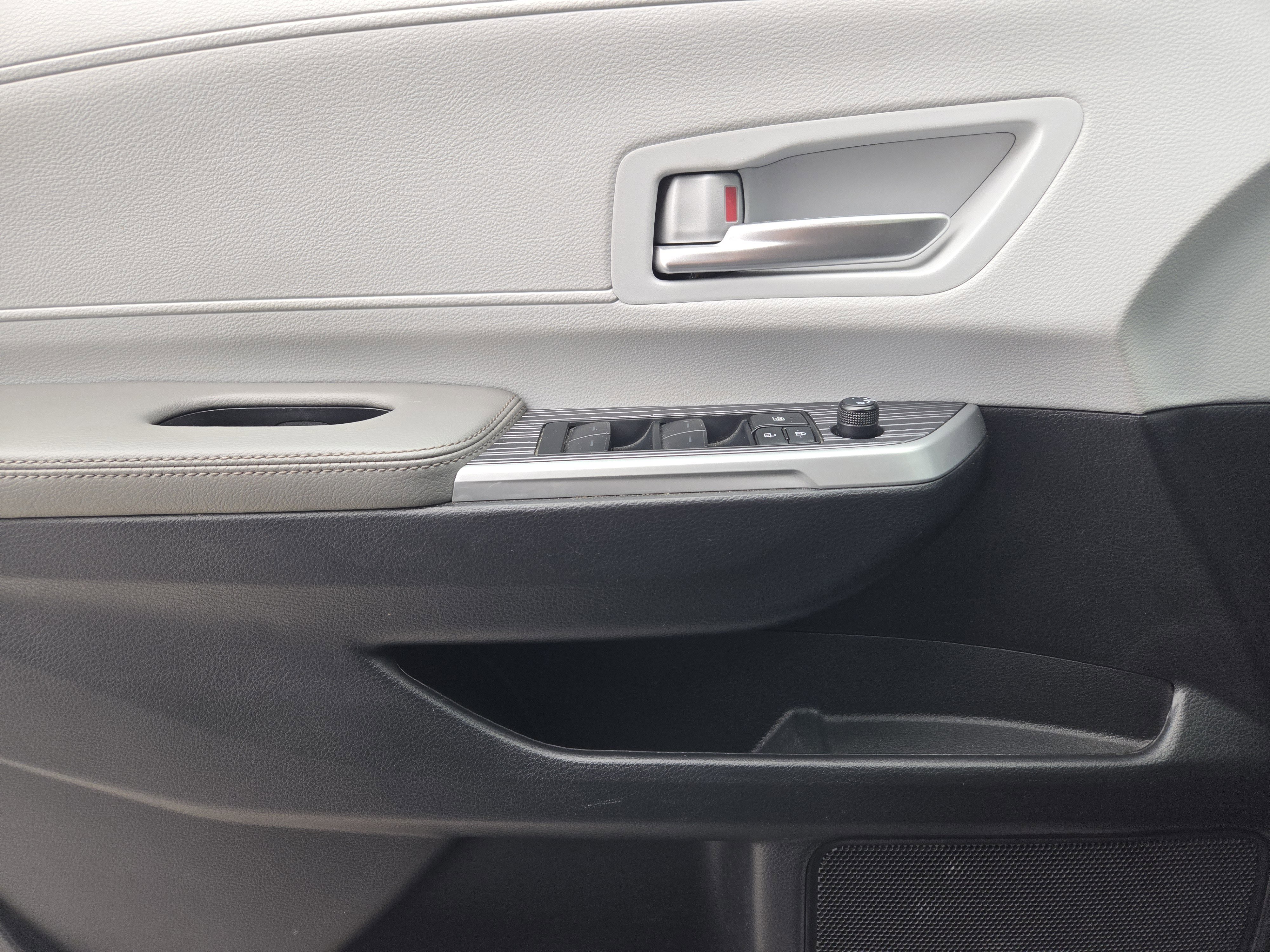 Used 2025 Toyota Sienna XLE image 26