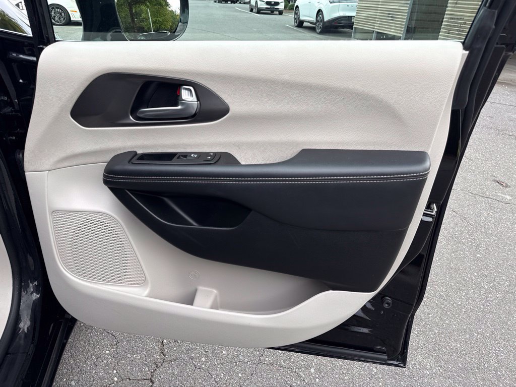 Used 2024 Chrysler Pacifica Touring-L FWD image 38
