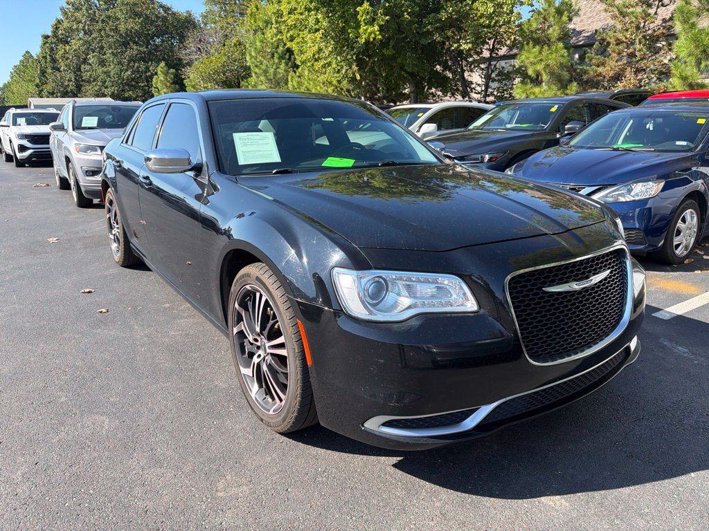 Used 2019 Chrysler 300 Touring w/ Chrome Appearance Package RWD image 2