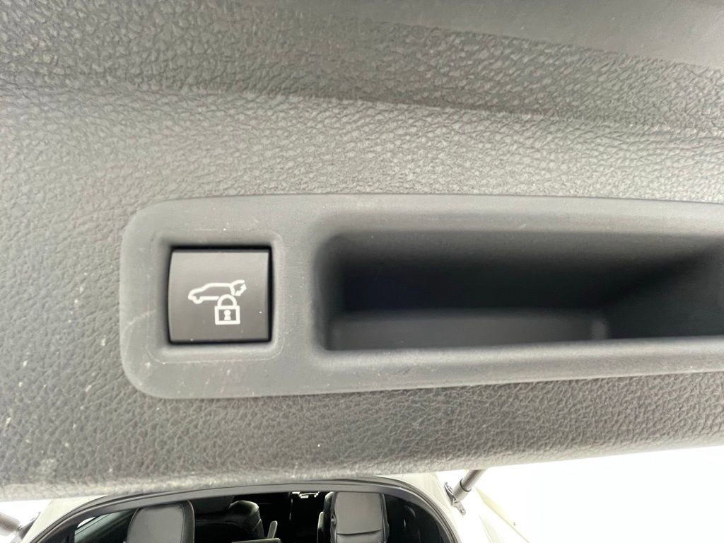 Used 2025 Toyota Sienna XSE image 6