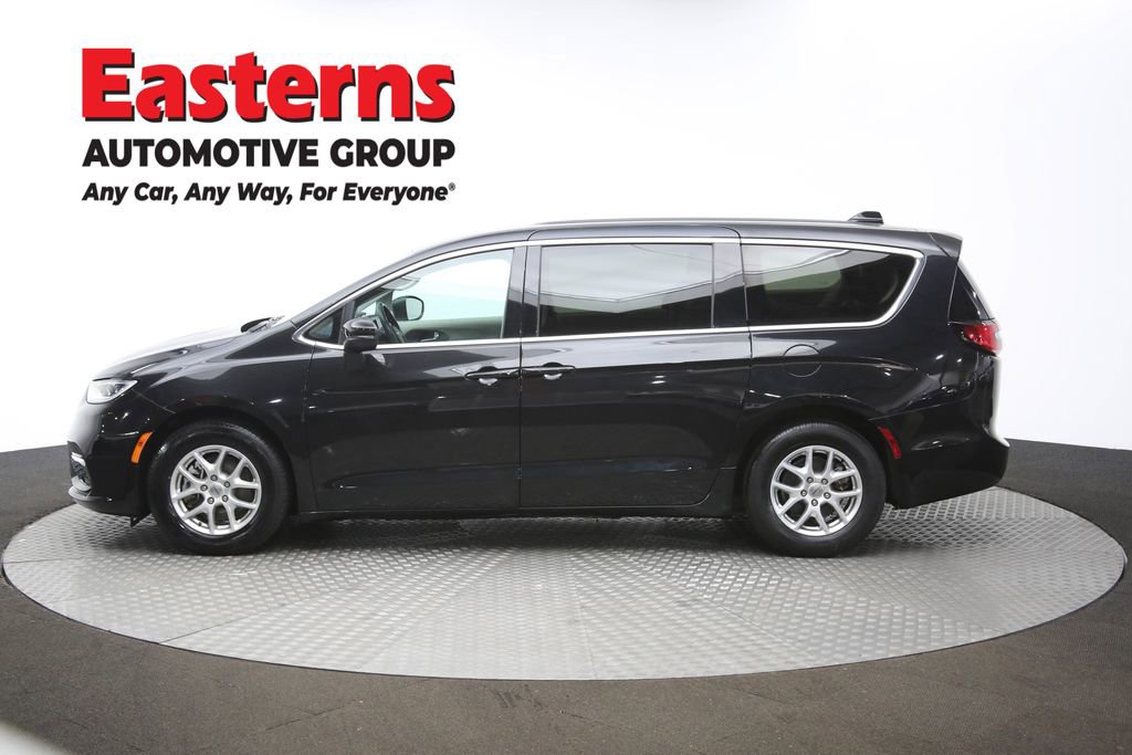 Used 2023 Chrysler Pacifica Touring-L image 59
