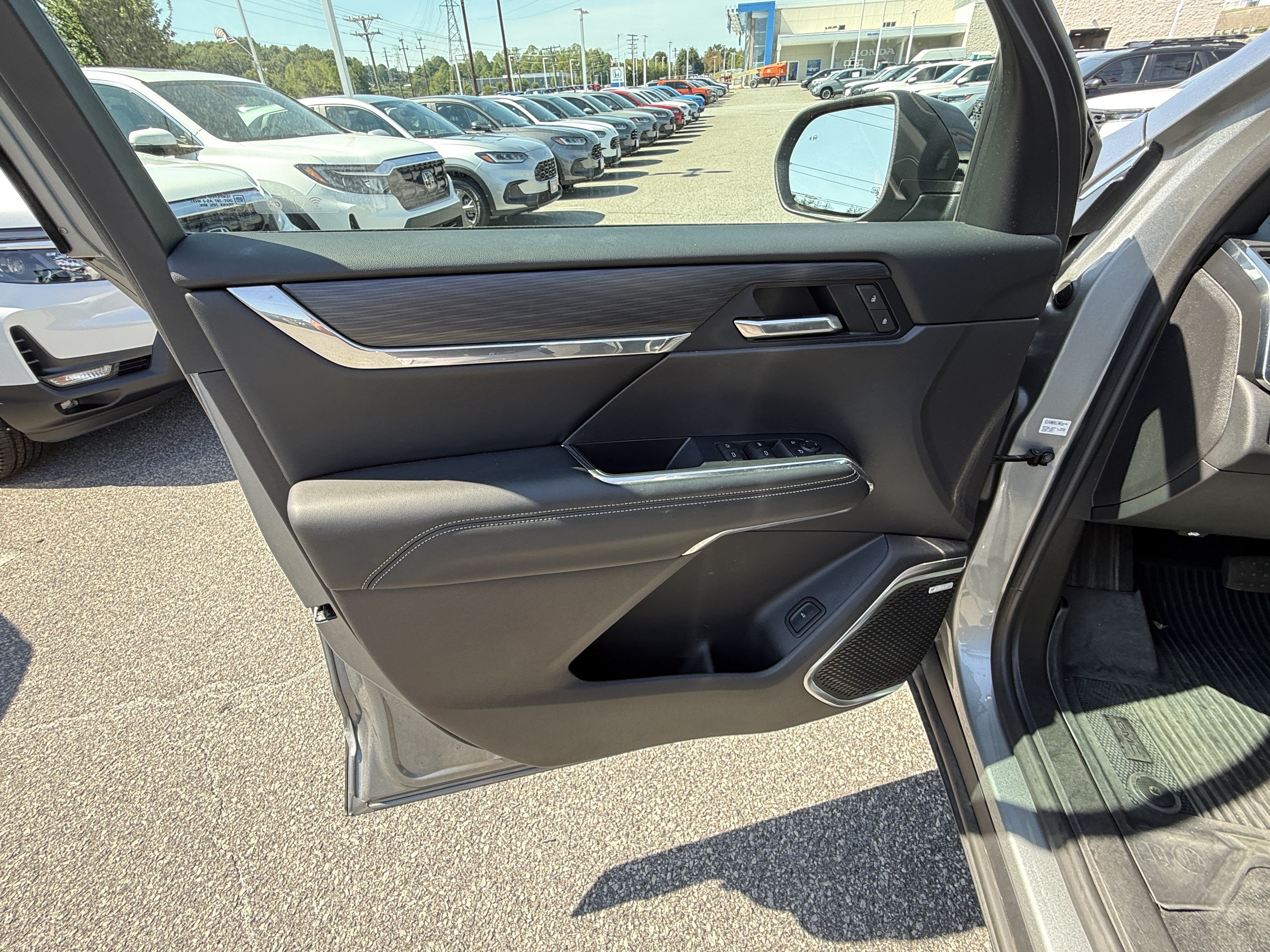 Used 2025 GMC Acadia Elevation w/ Elevation Premium Package FWD image 21