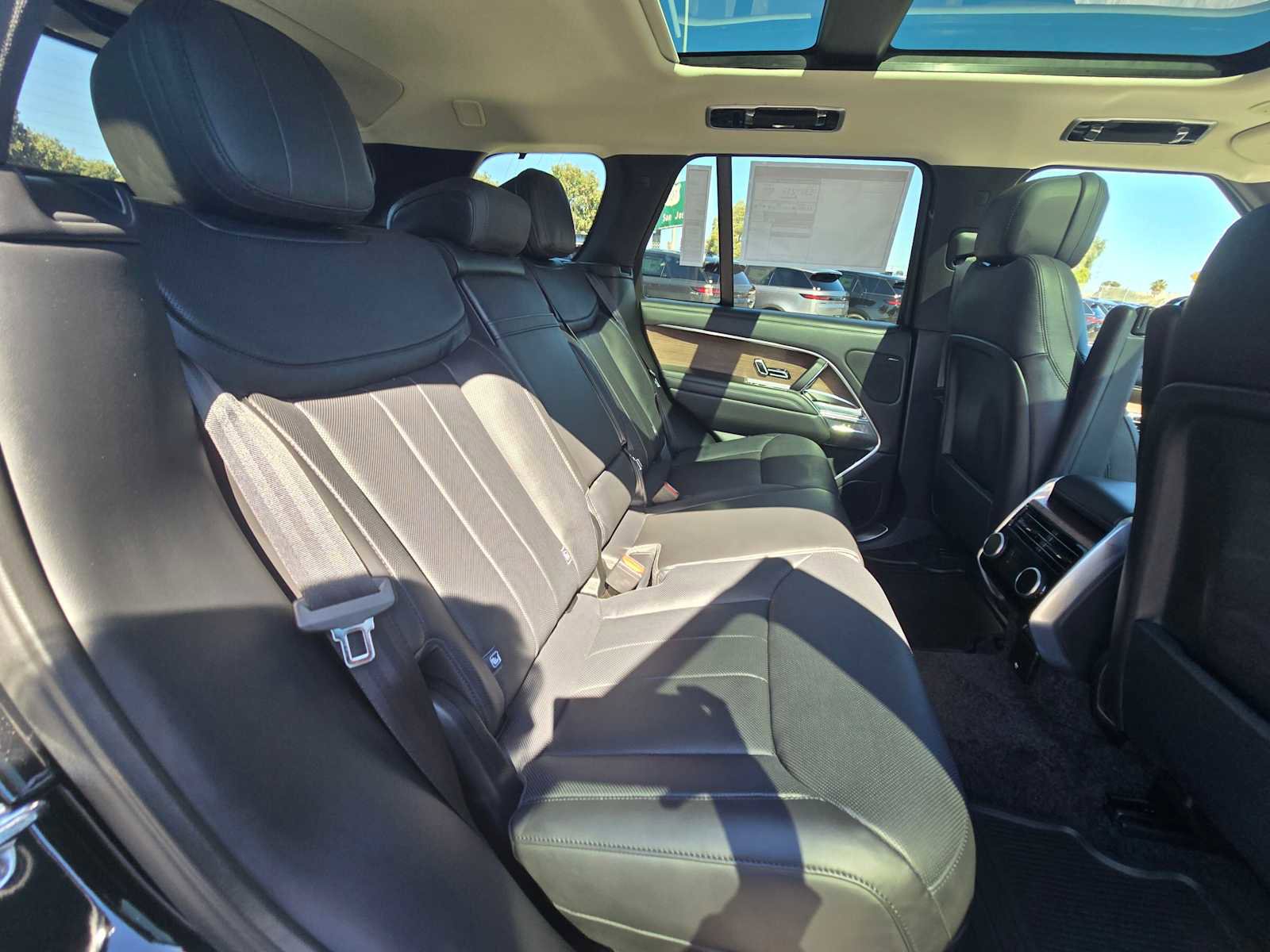 New 2025 Land Rover Range Rover SE image 14