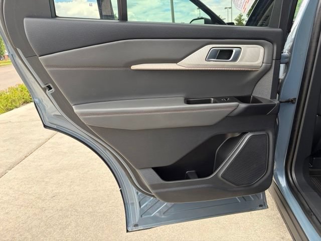 Used 2025 Ford Explorer Active AWD/4WD image 16