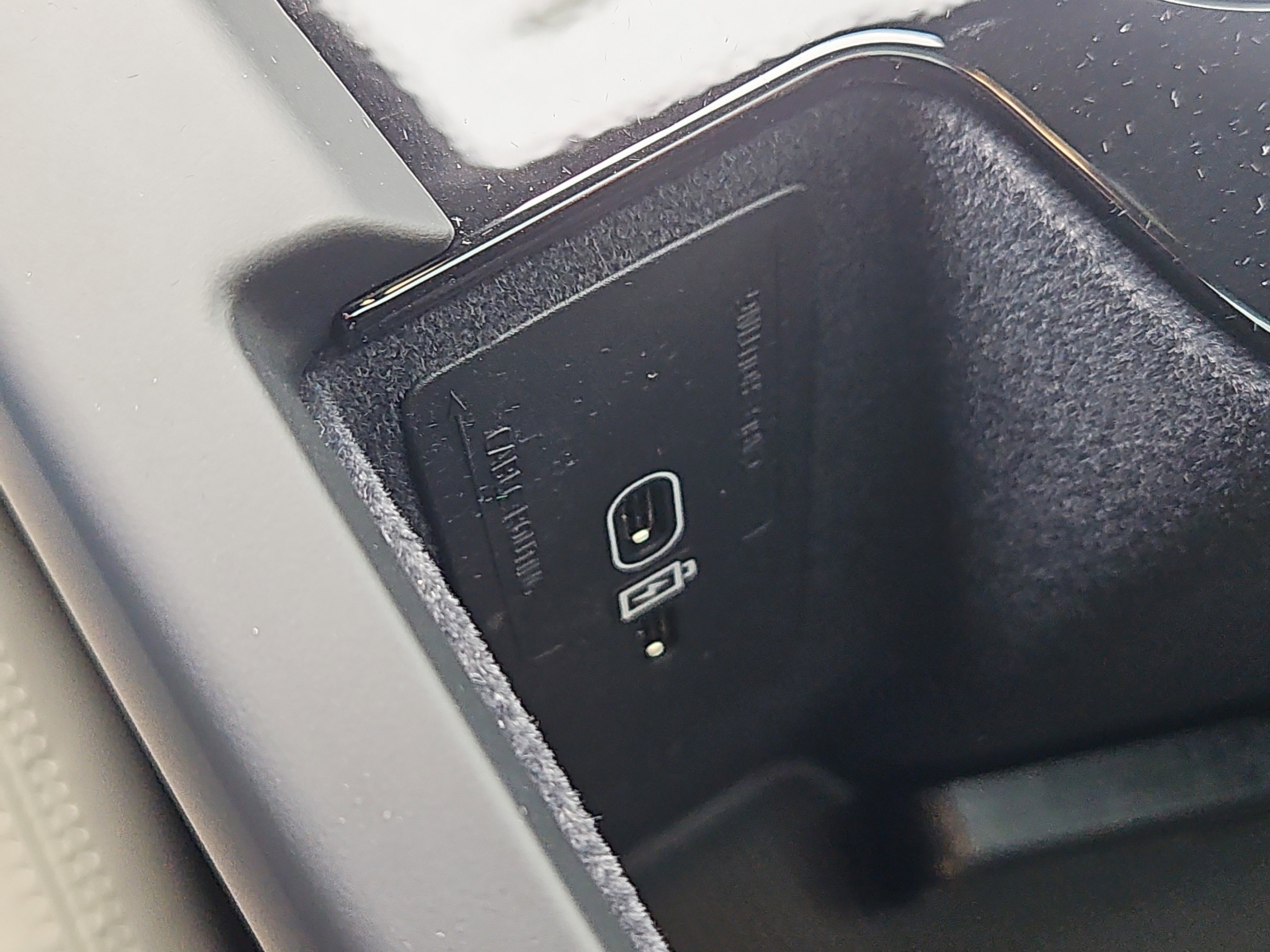 New 2026 Volvo V60 B5 Cross Country Ultra w/ Protection Package Premier image 8