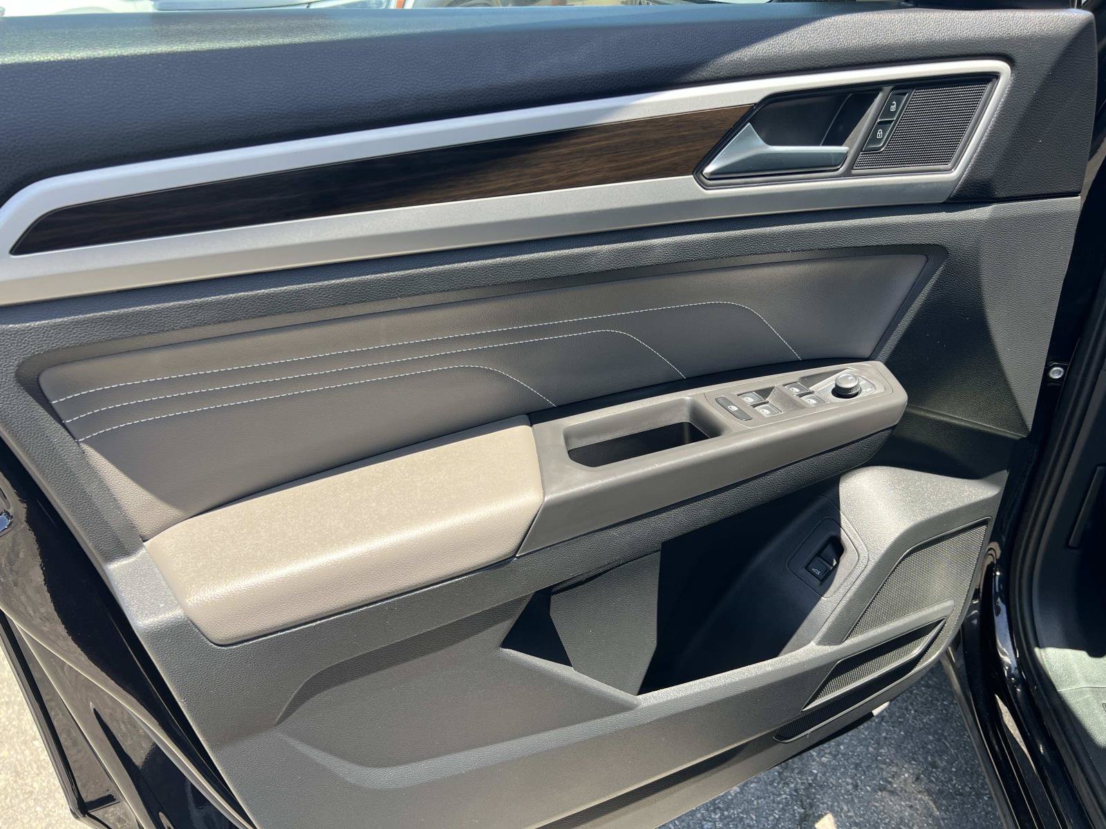 Certified 2023 Volkswagen Atlas SE w/ Panoramic Sunroof Package FWD image 6