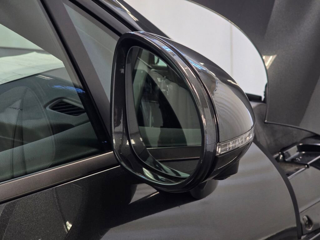 Certified 2025 Porsche Macan image 30