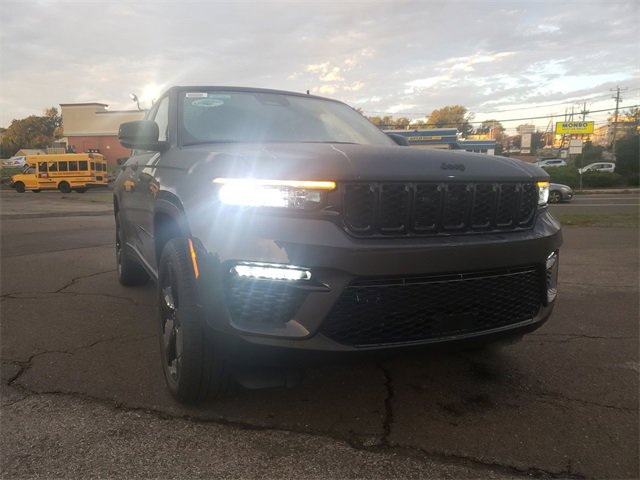 New 2025 Jeep Grand Cherokee Limited w/ Black Appearance Package image 11