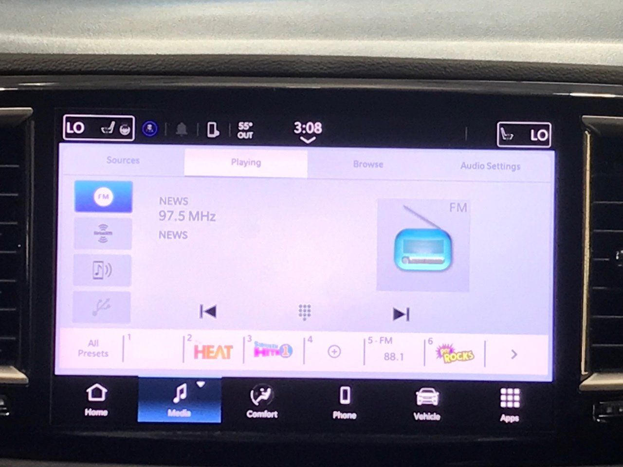 Used 2024 Chrysler Pacifica Touring-L image 7