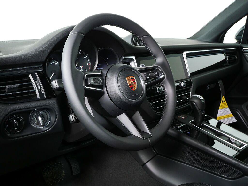 Certified 2026 Porsche Macan AWD/4WD image 4