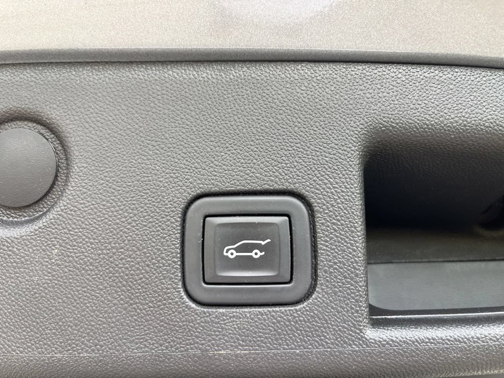 Used 2023 Chevrolet Equinox Premier w/ LPO, Floor Liner Package AWD/4WD image 11